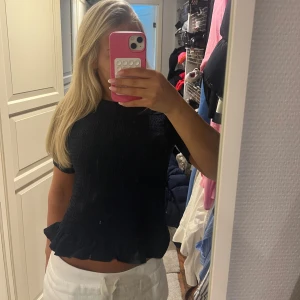 Mörkblå volang topp - Säljer denna gulliga mörkblåa volang toppen🩷🩷