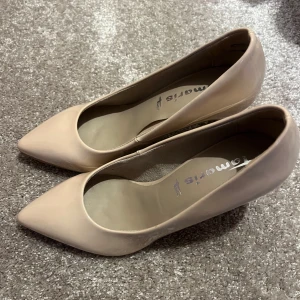 Beige/ljusrosa klackskor från Tamaris - Säljer dessa jättefina klackar i jättebra skick från Tamaris🌸