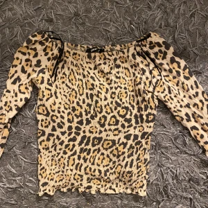 Leopard topp - Trendig topp från Gina Tricot med leopardmönster i beige, brunt och svart. Det går att ha den som vanligt men även off shoulder. Toppen har långa ärmar och är ribbad med åtsittande passform.  💘