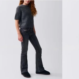 Low waist bootcut jeans - Snygga svart/gråa low waist bootcut jeans med vanliga fickor
