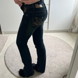 Miss Sixty jeans  - Mörkblå jeans från Miss Sixty med snygga broderade detaljer.  Skriv för fler bilder! Priset kan diskuteras ❤️