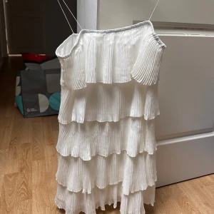 Vit volangklänning offshoulder - Superfin vit kortklänning med flera lager volanger!! OBS denna e köpt second hand så vet ej märke!! 🌸 storlek S och superskönt material 