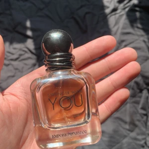 Emporio Armani Stronger With You parfym - Emporio Armani Stronger With You parfym i en stilren, fyrkantig glasflaska med rund, svart metallkork och detaljer i silver. Parfymen har en varm bärnstensfärgad vätska och flaskan känns lyxig och modern. Perfekt för dig som gillar eleganta och maskulina dofter. Inge fär 20 ml kvar 
