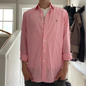 Randig Ralph Lauren skjorta - Randig Ralph Lauren skjorta i mycket bra skick🤩| Storlek: S | Jag är 182cm och väger 65kg📏| Vid frågor eller pris diskussion är det bara att skriva ✍🏼 | Frakt inom 48h📦 