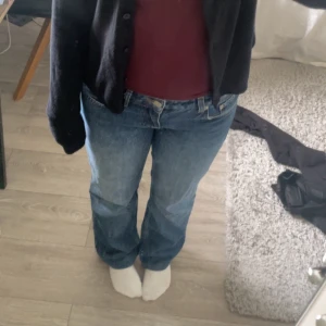 Blå raka jeans från Nelly - Superfina jeans från Nelly som tyvärr inte används längre då de blivit för små❤️ uppsydda och passar perfekt i längden för mig som är 156! 