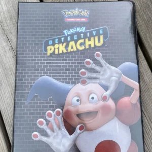 Pokémon kort  - Pokémon kort + pärm, lite större än A4.  Finns mer kort i pärmen men fick bara vänlja 5 bilder, skickar mer om intresserad. 