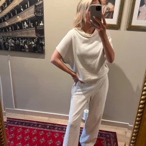 Beige stickad tröja/topp Gina Tricot - Säljer en beige stickad topp/tröja från Gina Tricot i storlek L. Tröjan har lös passform, korta ”ballong”  ärmar och en bredare krage. Passar mig som är strl xs