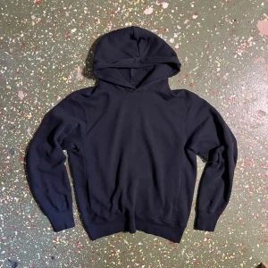 Uniqlo hoodie M - Säljer en navy blå uniqlo hoodie | storlek M | mycket bra | hör av dig vid frågor 📬⭐️