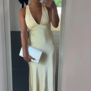 Ljusgul långklänning med v-ringning - Helt oanvänd snygg ljusgul klänning i satin med v-ringning. Perfekt för bal eller till bröllop!💛(den på bilden hade jag på min bal. Men säljer en helt oanvänd likadan då jag har två!)