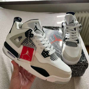 Air jordans 4 military blacks  - ✔️ Helt nya, aldrig använda ✔️ Originalförpackning finns ✔️ Riktigt snygga och eftertraktade ✔️ Orderbekräftelse