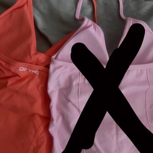 Dfyne liknande topp - En dfyne liknande topp i impact modellen! Sitter som en smäck  och är helt ny, endast testad! Tyvärr satt den lite för stort på mig därav säljs den nu vidare. Skriv vid fler frågor ❤️ OBS! Notera att det är den korallfärgade som säljs, den ljusrosa är redan såld.