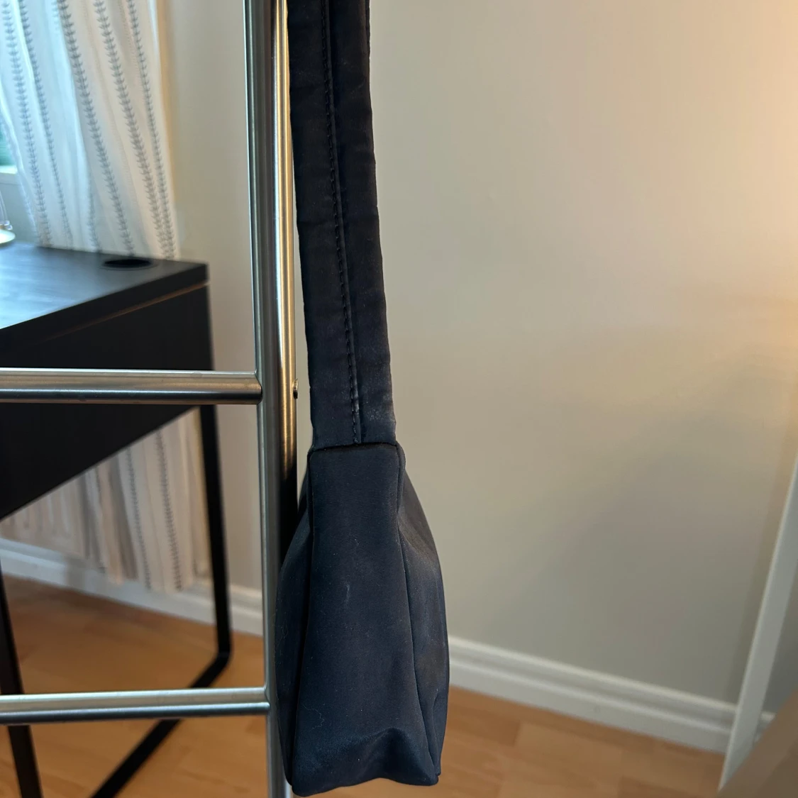 Svart axelväska i syntetmaterial - 2