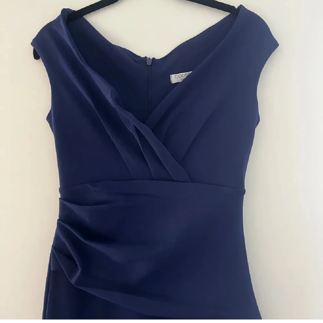 Marinblå långklänning från Bubbleroom