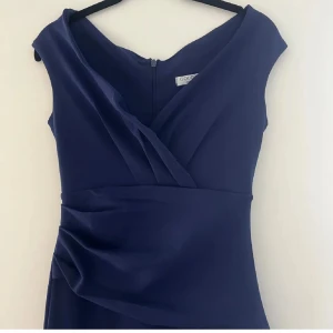 Marinblå långklänning från Bubbleroom - Jättefin marinblå balklänning ifrån bubbleroom. Jag har aldrig använt den, men säljs pga att den inte passade på mig. Priset går absolut att diskuteras💗Perfekt för bal eller festliga tillfällen.