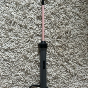 BaByliss locktång  - BaByliss locktång från normal. Man kan ta loss överdelen så man bara har ett skaft eftersom normal säljer olika former av överdelen. Jag har andvänt dem en gång. Priset kan diskuteras!💞