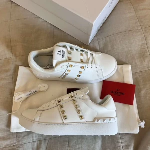Valentino  rockstud sneakers - Säljer vidare dessa ÄKTA valentino skorna på grund av fel storlek. Helt nya och oanvända!! Storlek 39 men passar 38/38,5 (dam). Skickas med all tillbehör som skolåda,dust bag, extra skosnöre. 