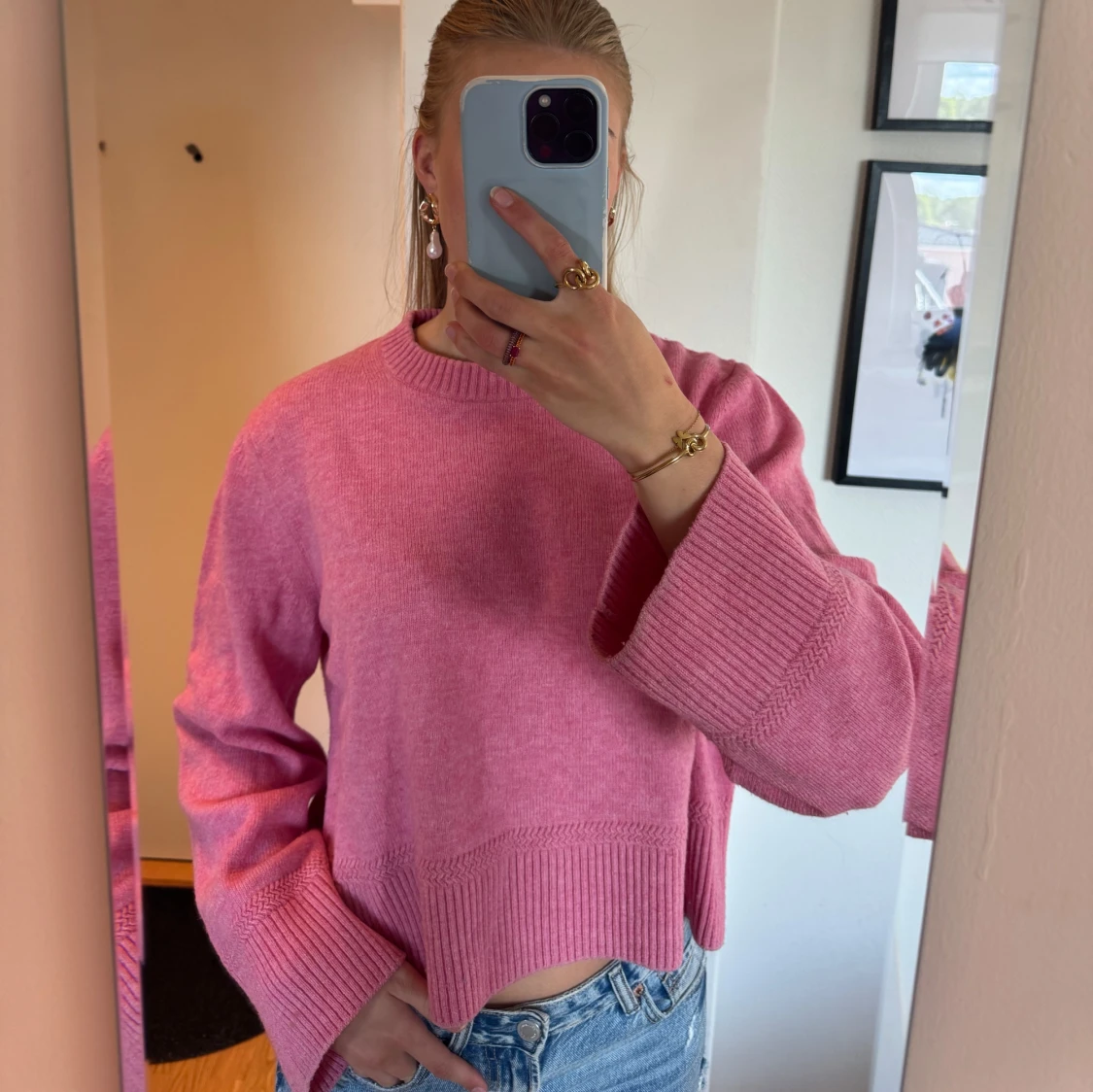 Rosa stickad tröja med vida ärmar