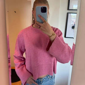 Rosa stickad tröja med vida ärmar - Superfin rosa stickad tröja med breda ribbade muddar och vida ärmar från arket. Väldigt fin sommar färg🩷