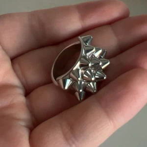 Edblad peak ring - Säljer nu min Edblad peak ring i silver! Nästintill oanvänd då jag inte använder silversmycken💗 den är i storlek 17.5 som motsvarar M!