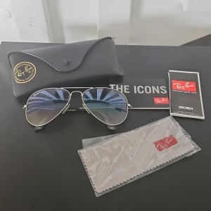 Ray-Ban solglasögon Aviator Large - Silvriga bågar och blåfärgat glas. Modell 3025 Aviator, stl Large 