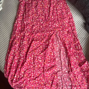 Rosa blommig långklänning i bomull - Lång kjol från HM