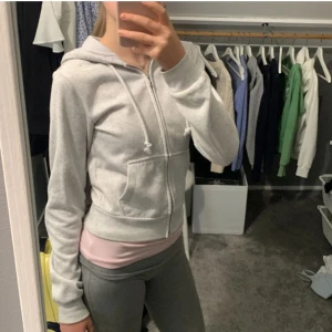 Zip tröja tjej - En magtröja typ kan inte sånt här är en kille, den bara spawnade hemma hos mig. Divided från hm, storlek xxs. Skriv gärna privat för fler bilder eller frågor