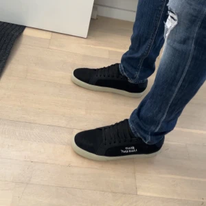  Saint Laurent  - Säljer mina Saint Laurent. Då jag hade dem på min student men de va bara för bildernas skull. Dem är knappt använda. Köp gärna så jag blir av med dem. Borde ha alla tillbörliga grejer man får med när man köper.