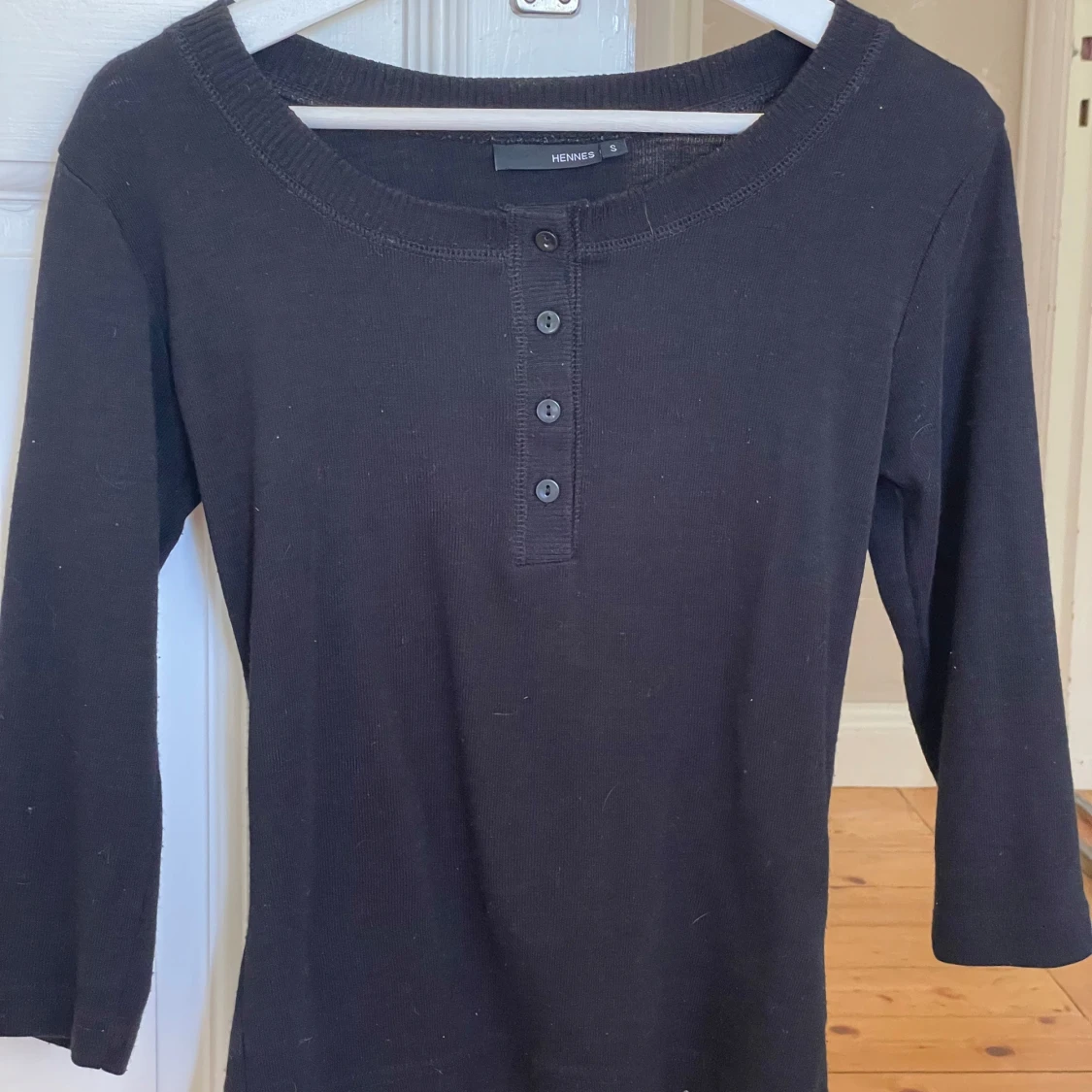 Svart stickad topp med knappar - 2