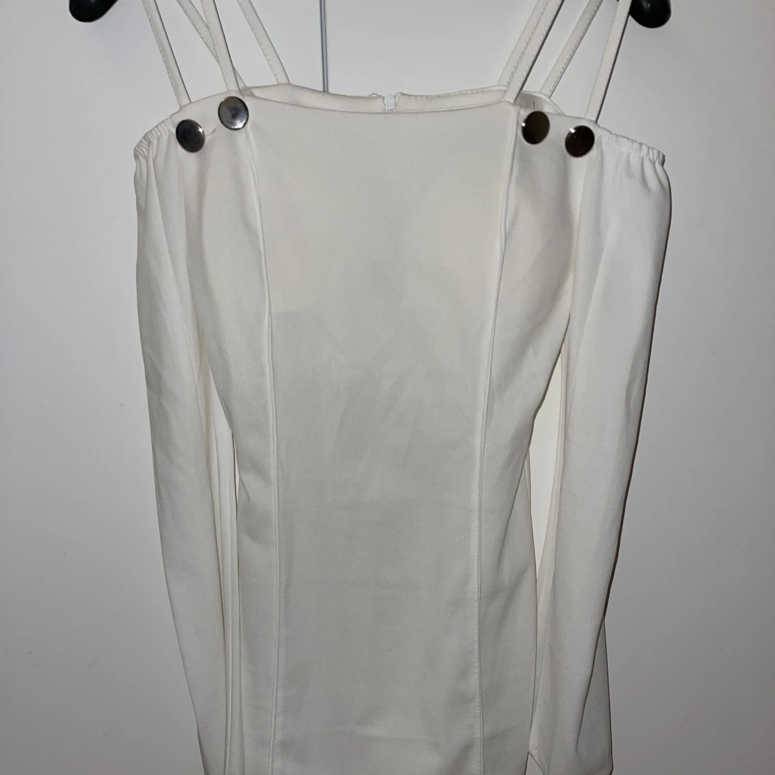 Vit långärmad klänning med axelband