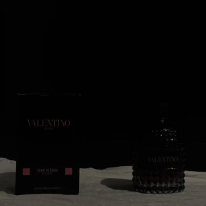 Valentino Intense - Lyxig herrparfym från Valentino i en mörk, nitar-inspirerad glasflaska med svart etikett och rosa text. Doften är intensiv och modern, perfekt för dig som gillar eleganta och kraftfulla parfymer. Flaskan har en unik design med tydlig Valentino-logga. Ca 95ml kvar. Nypris 1625kr Mitt pris 950kr Använd sparsamt. Finns i Knivsta. Köparen står för frakten. 