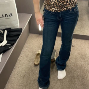 Bootcut jeans - Snygga mörkblå jeans från true religion med bootcut passform och klassisk femficksdesign. Jeansen har en låg midja och raka ben som blir vidare nedtill. Perfekta för en trendig och avslappnad look. Hör av dig vid fler bilder eller andra frågor❤️