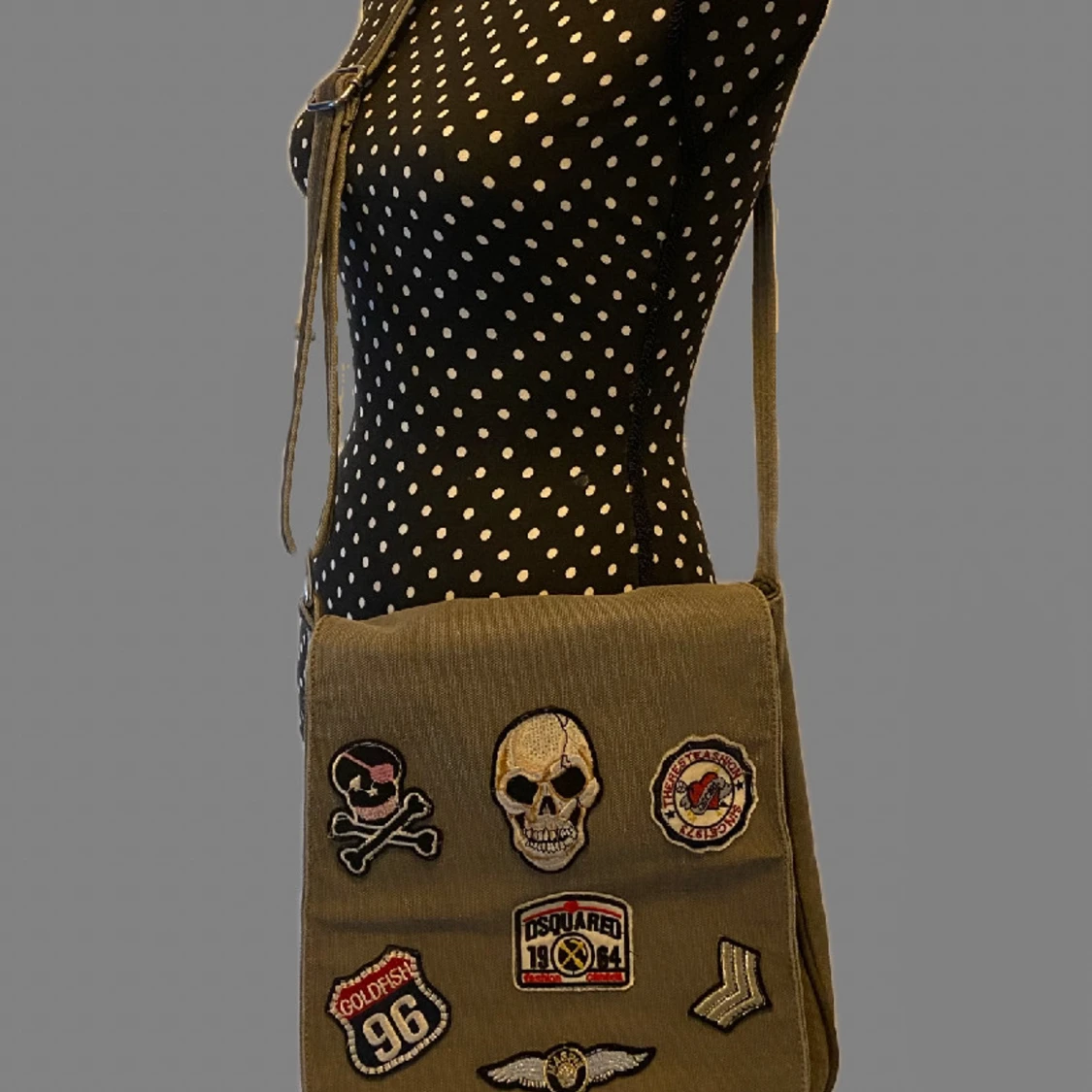 Grå axelväska med patchar