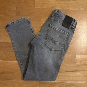 Replay Anbass - Hej 👋| Säljer ett par snygga Replay jeans i Modellen Anbass| Jeansen är i en ljusgråtvätt |Storleken är 32W x 30L | Skriv vid intresse 🤝