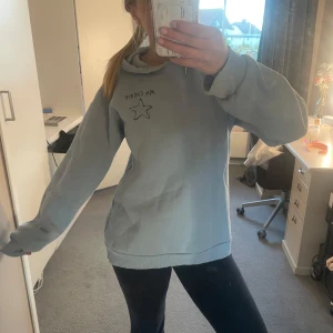 Ljusblå ma Cherie hoodie - Säljer en ljusblå ma Cherie hoodie från Gina Tricot.Super skön och gosig.Pris går att diskutera💕
