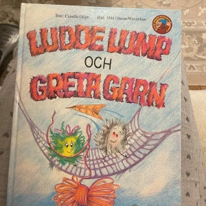 Ludde Lump och Greta Garn - En färgglad och charmig bilderbok med fantasifulla illustrationer av små garnfigurer. Perfekt för unga läsare som gillar äventyr och roliga karaktärer. Boken utgiven av Alla Barns Bokklubb.