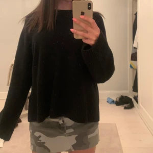 Svart stickad oversized tröja - Mysig svart stickad tröja med oversized passform och långa ärmar. Perfekt att slänga på sig när det är kyligt ute. Enkel och stilren design som funkar till det mesta. Snygg att matcha med kjol eller jeans.