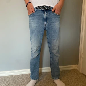 Replay Jeans | Thad, 12 år/150 cm - Ett par superfina, stilrena ljusblå Replay Jeans med modellen Thad. Storleken är gjord för 12 åriga barn/150 cm med en rak passform. Skick: 9/10, med inga defekter alls. Nypris: Ungefär 800 kr. Mitt pris: 249 kr.