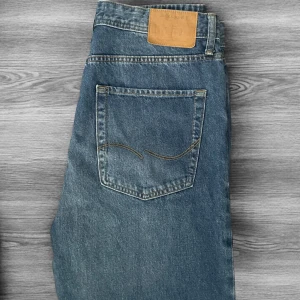 Blå jeans från Jack & Jones - Klassiska blå jeans från Jack & Jones.Perfekta för en avslappnad och tidlös look. Jeansen är i väldigt bra skick och är i modellen Comfort/Mike. Storlek 32/32. Passar till nästan allting! Hör av dig vid minsta fundering😊 Priset kan diskuteras✅