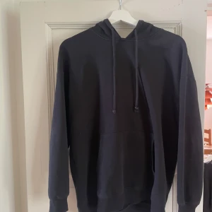 Svart hoodie med huva och ficka - En klassisk svart hoodie med huva och snören, samt en stor magficka framtill. Väldigt skön och inte överdrivet varm, så den passar till både sommar och vinter💕