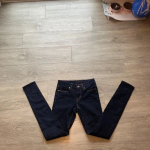 Blå Slim jeans från tiger of Sweden  - Storleken är 28/32🤝 modellen är slim och sitter mycket bra i passformen✅ Skriv till mig vid minsta lilla fundering👍