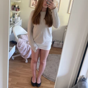 Beige stickad tröja från Vero Moda - Säljer en beige stickad tröja från Vero Moda. Tröjan har en rund halsringning och långa ärmar. Den är mjuk och enkel i modellen, en basic men även fin tröja. Säljs då den inte längre används men är i bra kvalitet med inga synliga defekter. skriv för frågor💗