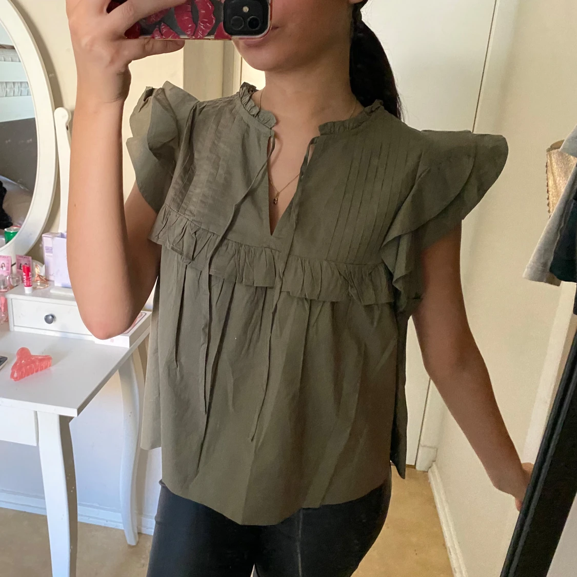 Olivgrön blus med volangdetaljer - 2