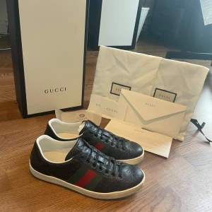 Gucci skor  - Gucci skor | skick 9/10 knappt använda | storlek  men passar 38 o ksk 40 | såklart äkta finns bevis 👌🏻gjorda i Italien 🇮🇹 är öppen för byten och priss kan diskuteras vid snabb affär ✅nypris 8299kr mitt priss är 2399kr ✅medföljer en gucci box två gucci dustbags tre stycken papper med bevis på äkta , och massa mer 👍🏻kom pm för mer info och bilder😁ha en skön dag👍🏻
