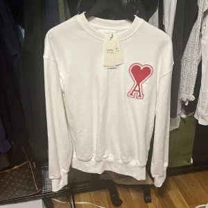 ami paris sweatshirt - Säljer nu denna oanvända ami paris tröjan, storleken är S och den är i nyskick, skriv vid funderingar!