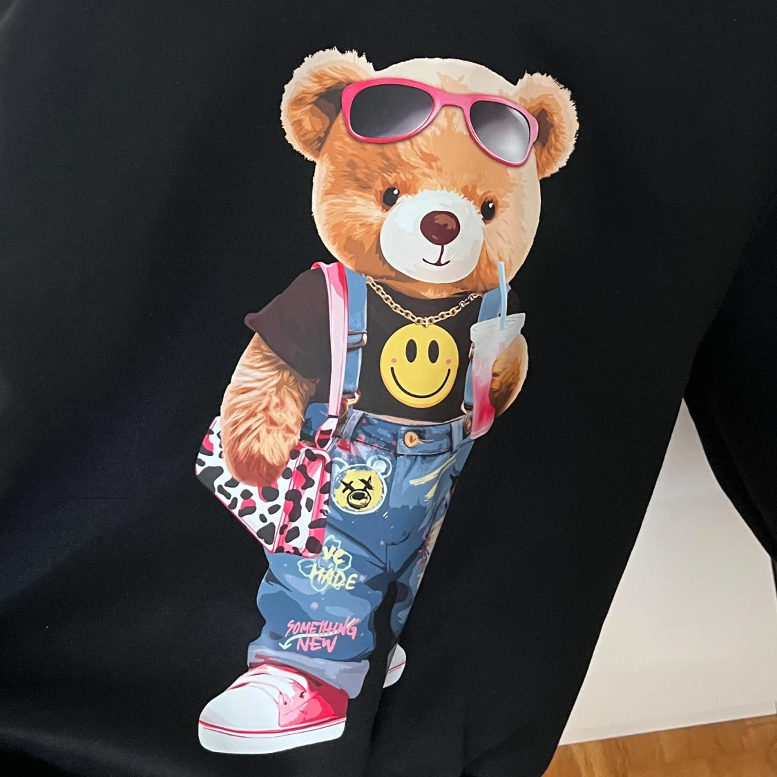 Svart hoodie med nalletryck från SHEIN - 3