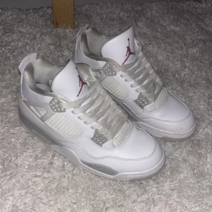  Air Jordan 4 oreo retro - Säljer ett par Air Jordan 4 oreo. Dom är använda ett par gånger men är i bra skick och perfekta för sommaren.