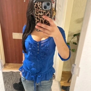 Blå blus från hollister - En fin blå blus som jag köpt på vinted (inte mina bilder!) satt för löst på mig så där av säljer jag😊