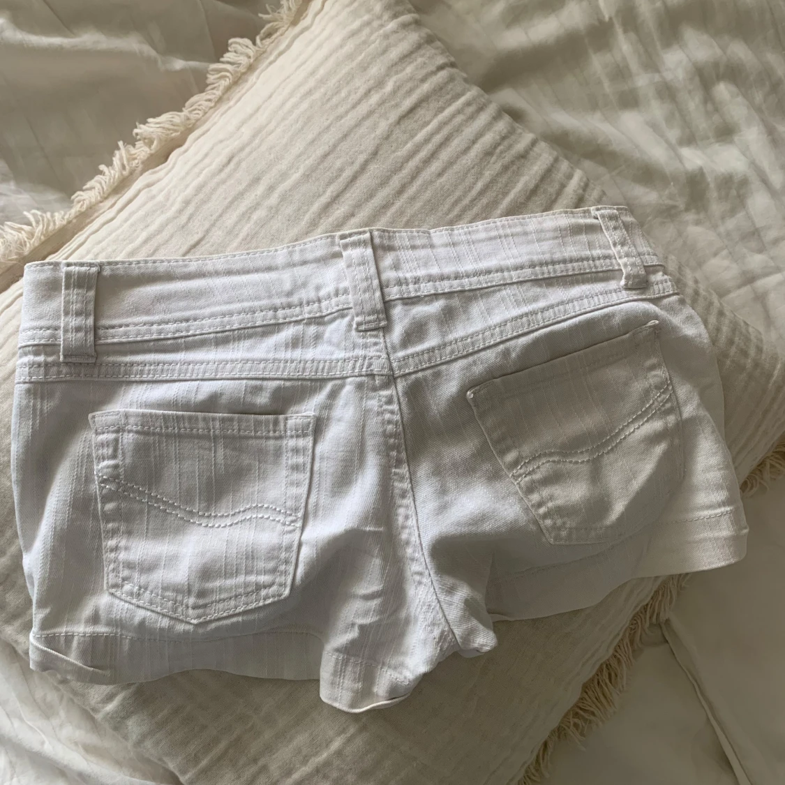 Vita lågmidjade jeansshorts - 1
