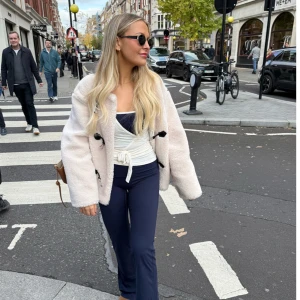 exercere yoga pants  - navy yoga pants från exercere 💕 köpta för typ 950kr, strl xxs men passar mig som har xs! för långa på mig som är 165 ❣️ använda lite men jätte bra skick 