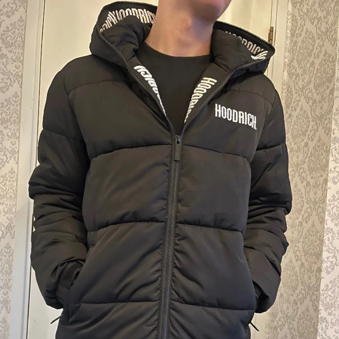 Svart pufferjacka från Hoodrich